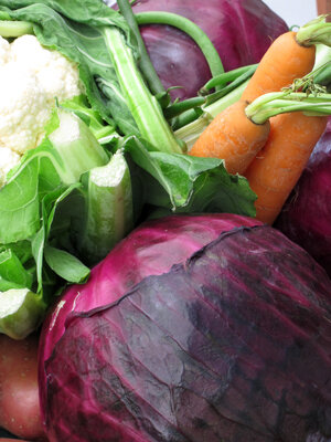Légumes fraîchement récoltés : chou rouge, chou-fleur, carottes et haricots verts