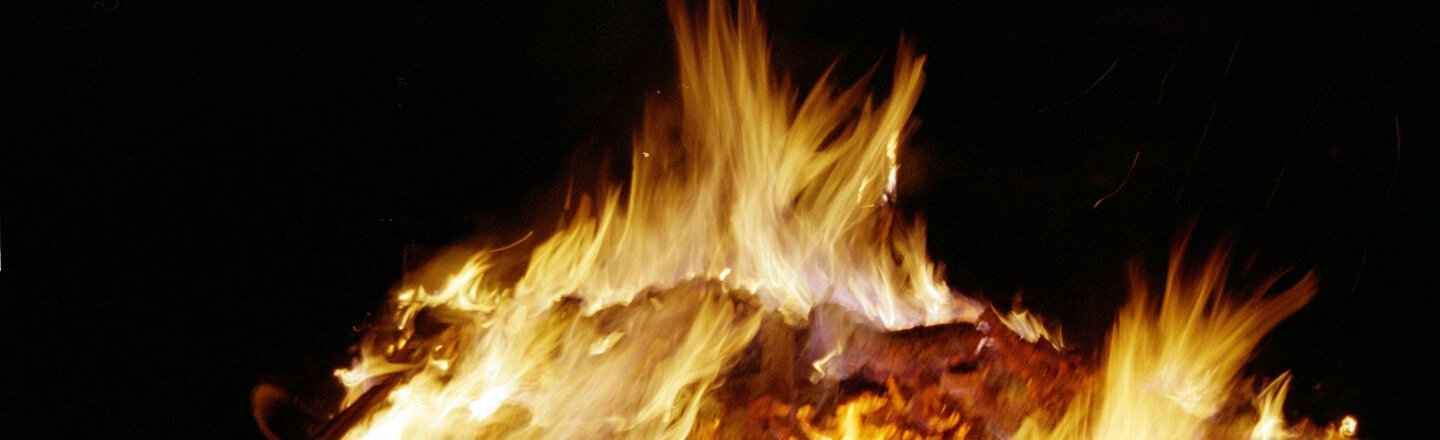 Feu flamboyant dans la nuit du solstice d'hiver
