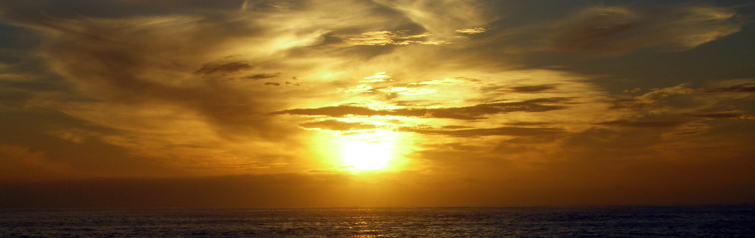 Soleil bas au-dessus de la mer