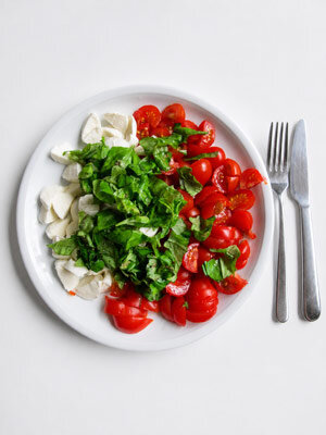 Salade caprese avec tomates, basilic et mozzarella