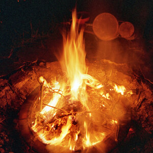 Feu de camp flamboyant dans la nuit