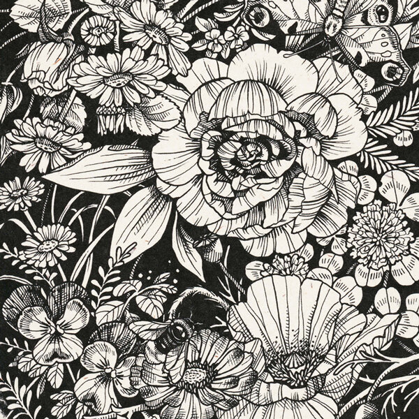 Dessin noir et blanc de fleurs serrées avec une abeille et un papillon