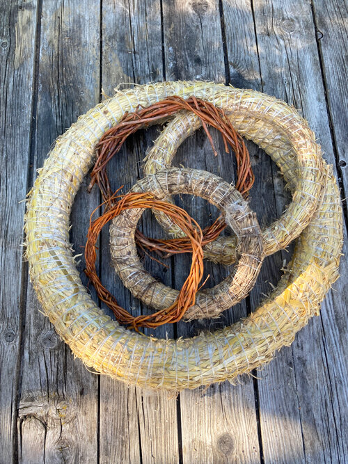 Bases de couronne en paille et en branches de saule sur des planches en bois