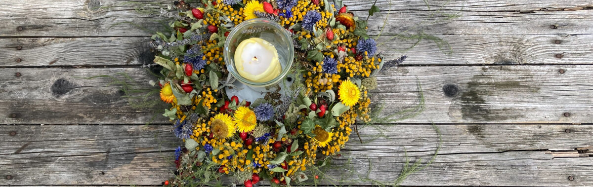 Guide : créer soi-même une couronne d’automne colorée - avec des matériaux du jardin, de la prairie et de la forêt - Couronne d’automne DIY - guide avec matériaux naturels
