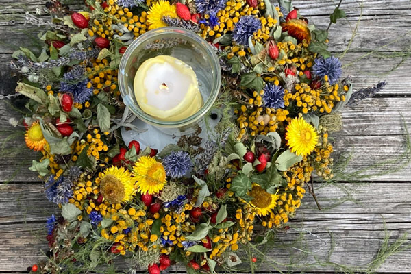 Guide : créer soi-même une couronne d’automne colorée - avec des matériaux du jardin et de la forêt  Blogpost Illustration